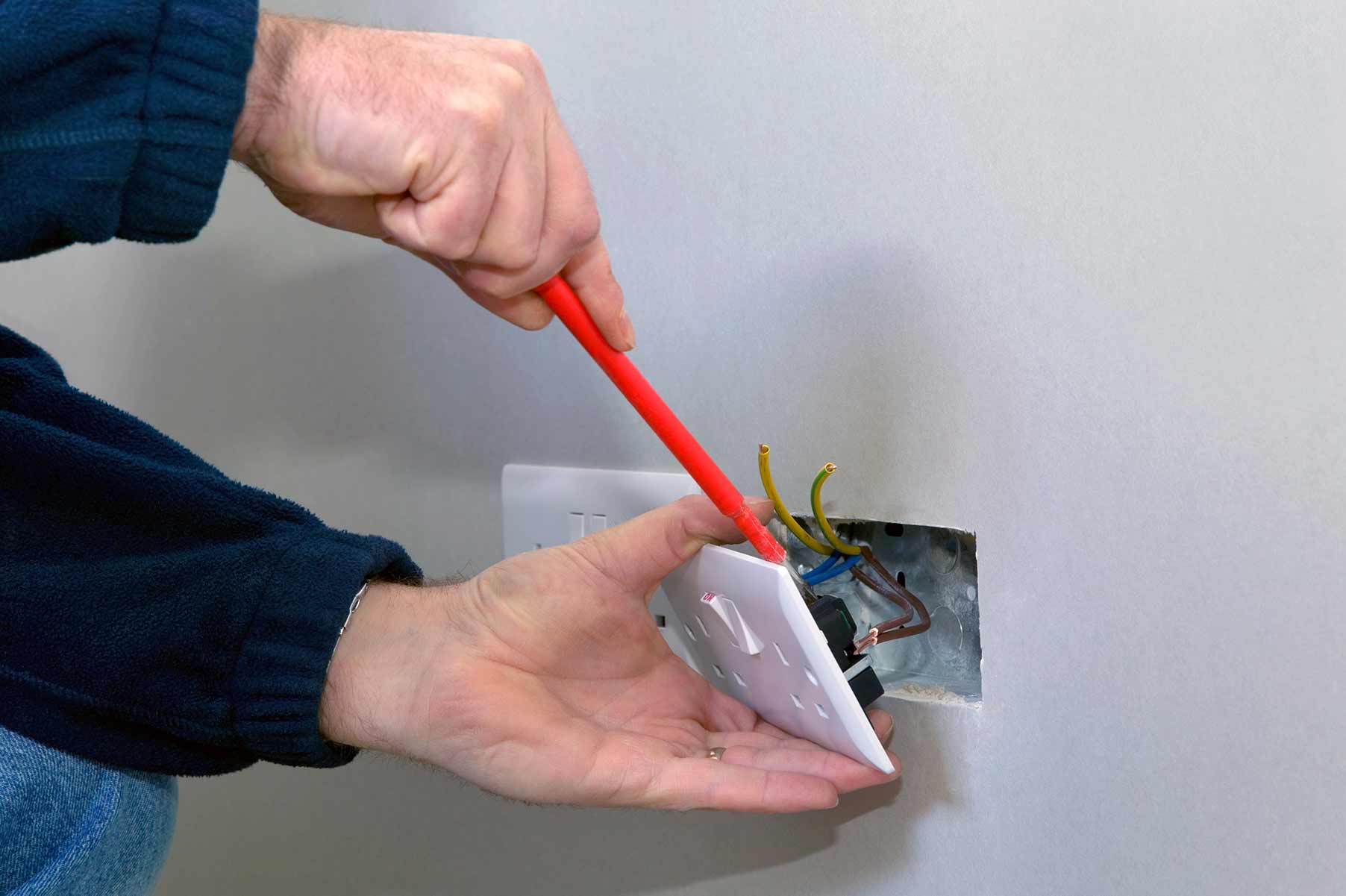 Our electricians can install plug sockets for domestic and commercial proeprties in Lower Holloway and the local area. 